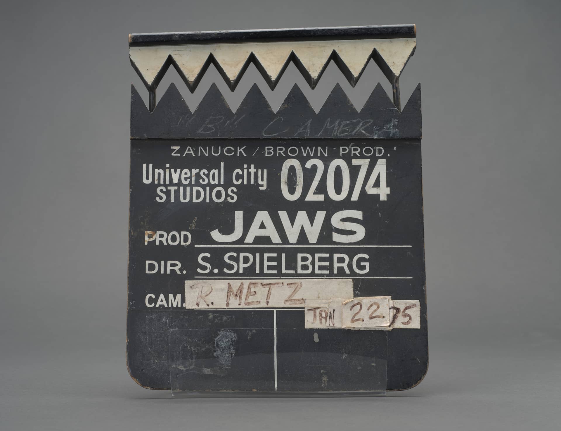 Director Steven Spielberg, kneeling with camera, during production of Jaws (1975). Standing, left to right: Tom Joyner (first assistant director), Bill Butler (director of photography), James Contner (first assistant camera), Michael Chapman (camera operator). Courtesy of Margaret Herrick Library, Academy of Motion Picture Arts and Sciences.