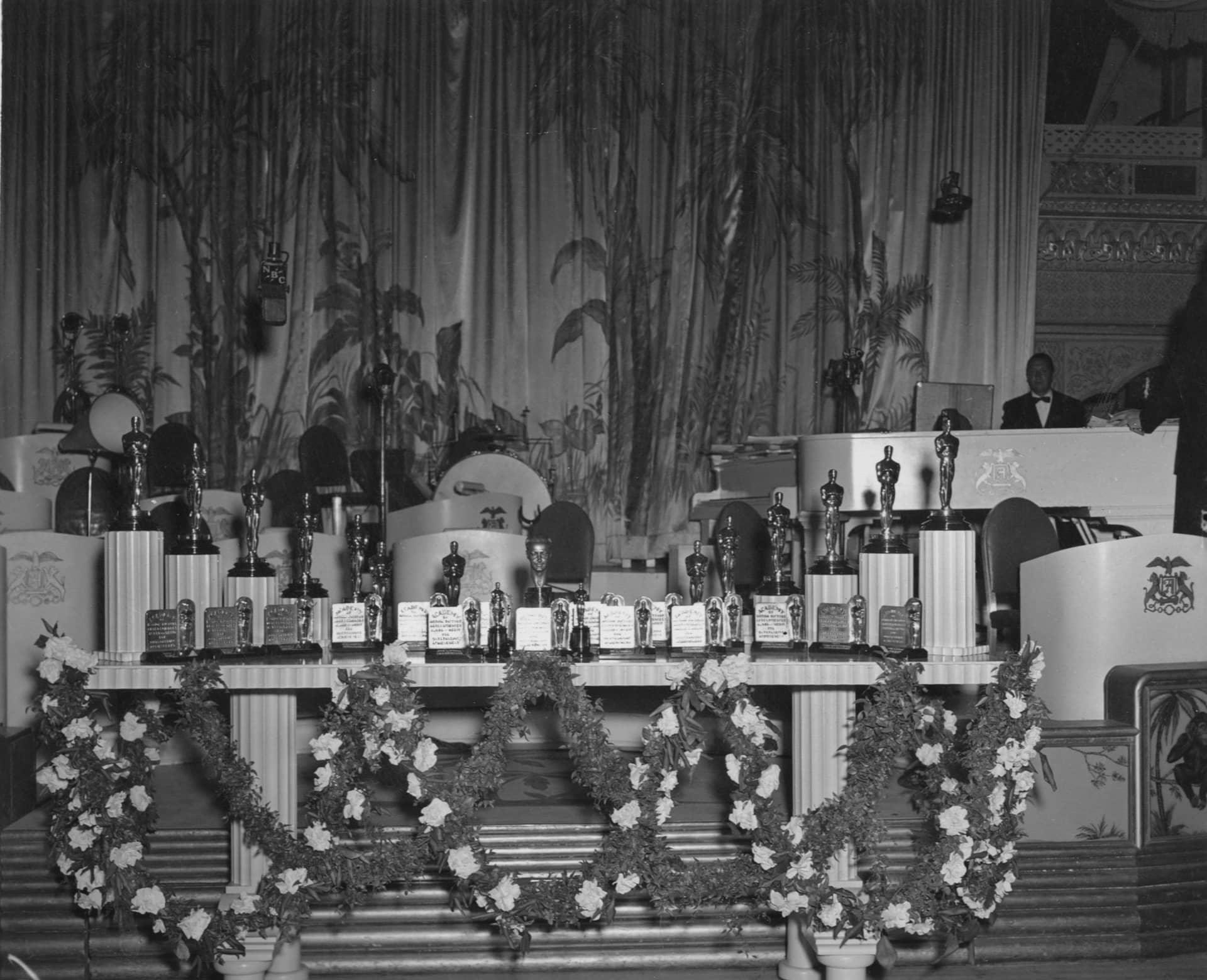 The statuettes for the 1939 Academy Awards ceremony on a dais inside the Cocoanut Grove club at the Ambassador Hotel
Courtesy of Academy Awards show photographs, Margaret Herrick Library, Academy of Motion Picture Arts and Sciences